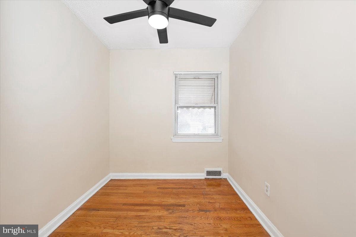 3446 Dix Street NE photo 17