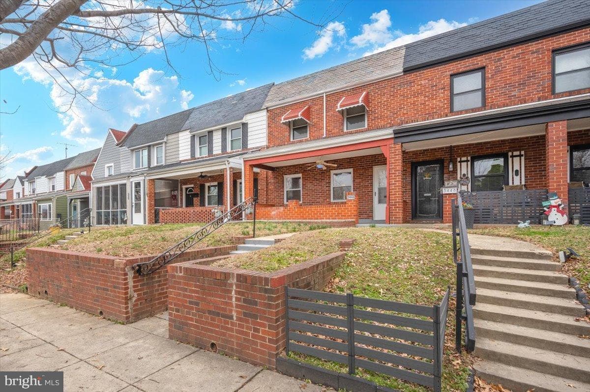 3446 Dix Street NE photo 3