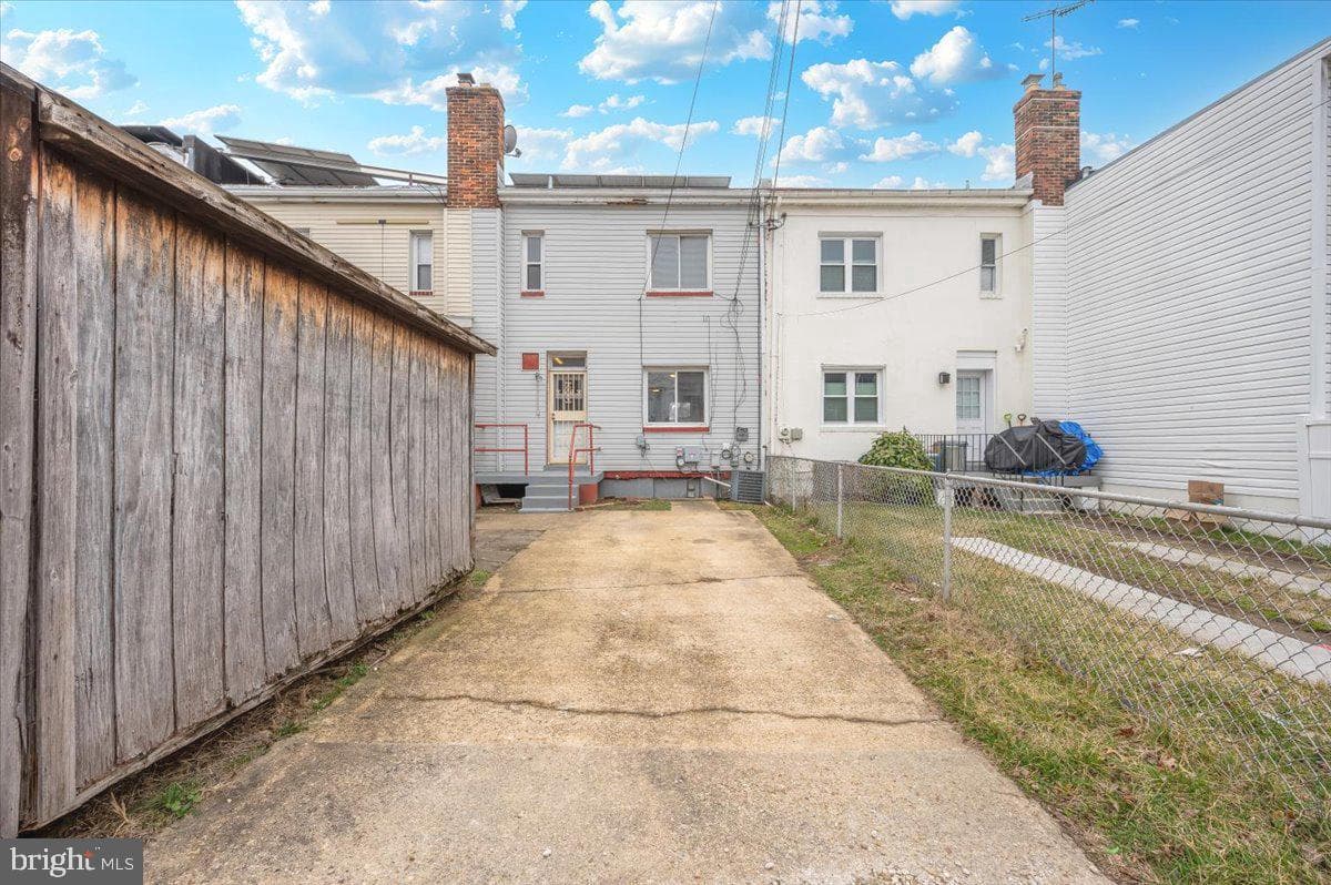 3446 Dix Street NE photo 37