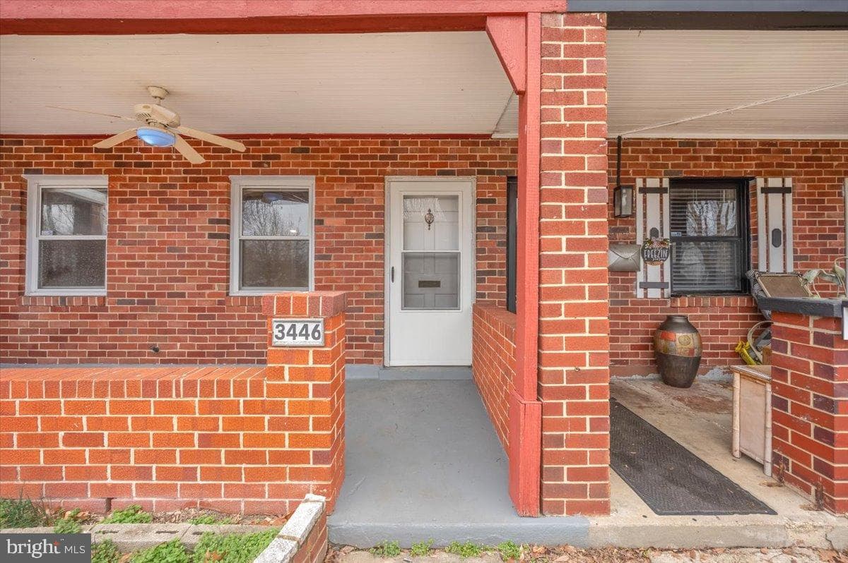 3446 Dix Street NE photo 4