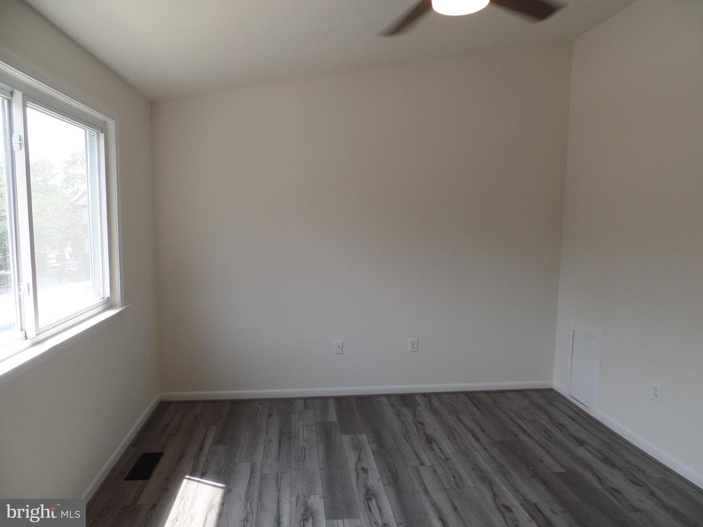 1126 Barnaby Terrace SE photo 31
