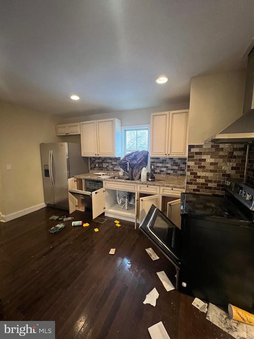 4243 Dix Street NE photo 11