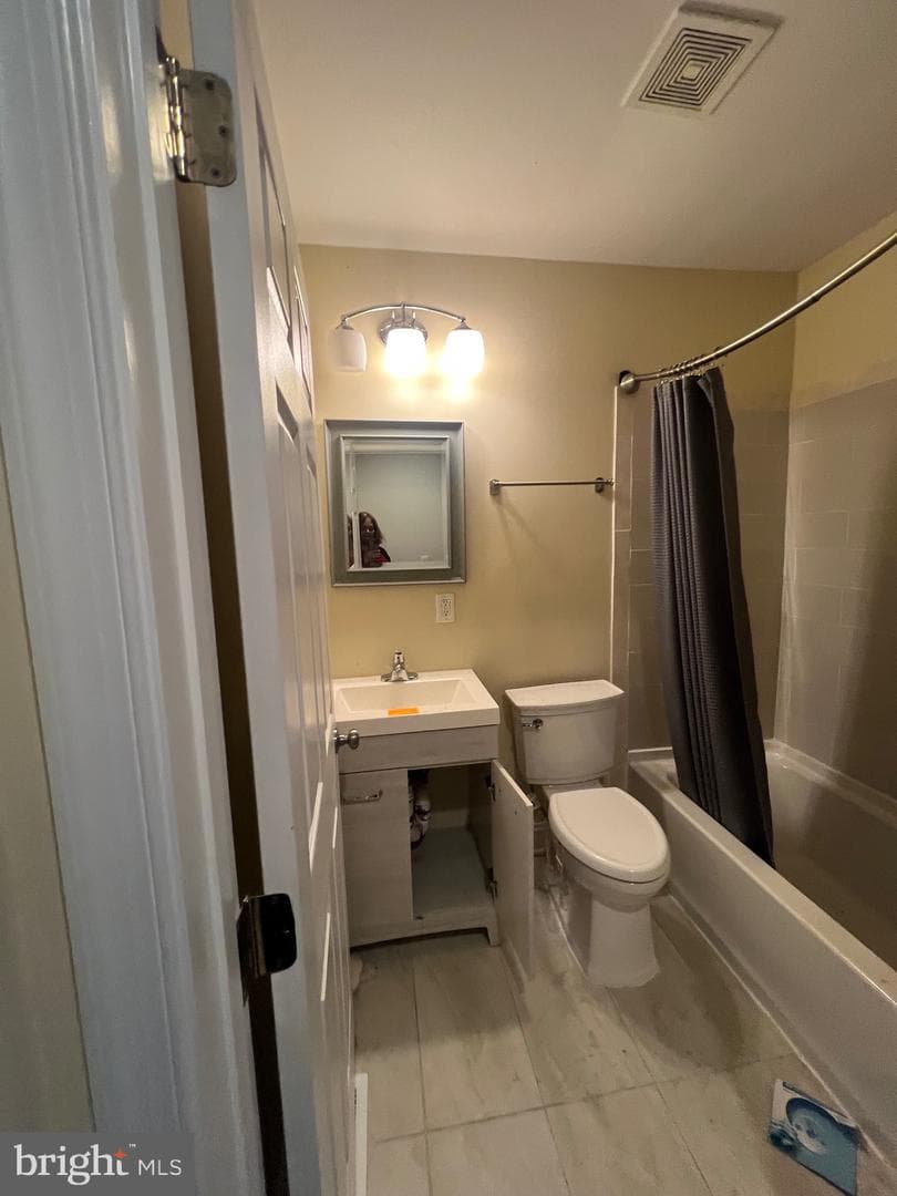 4243 Dix Street NE photo 13