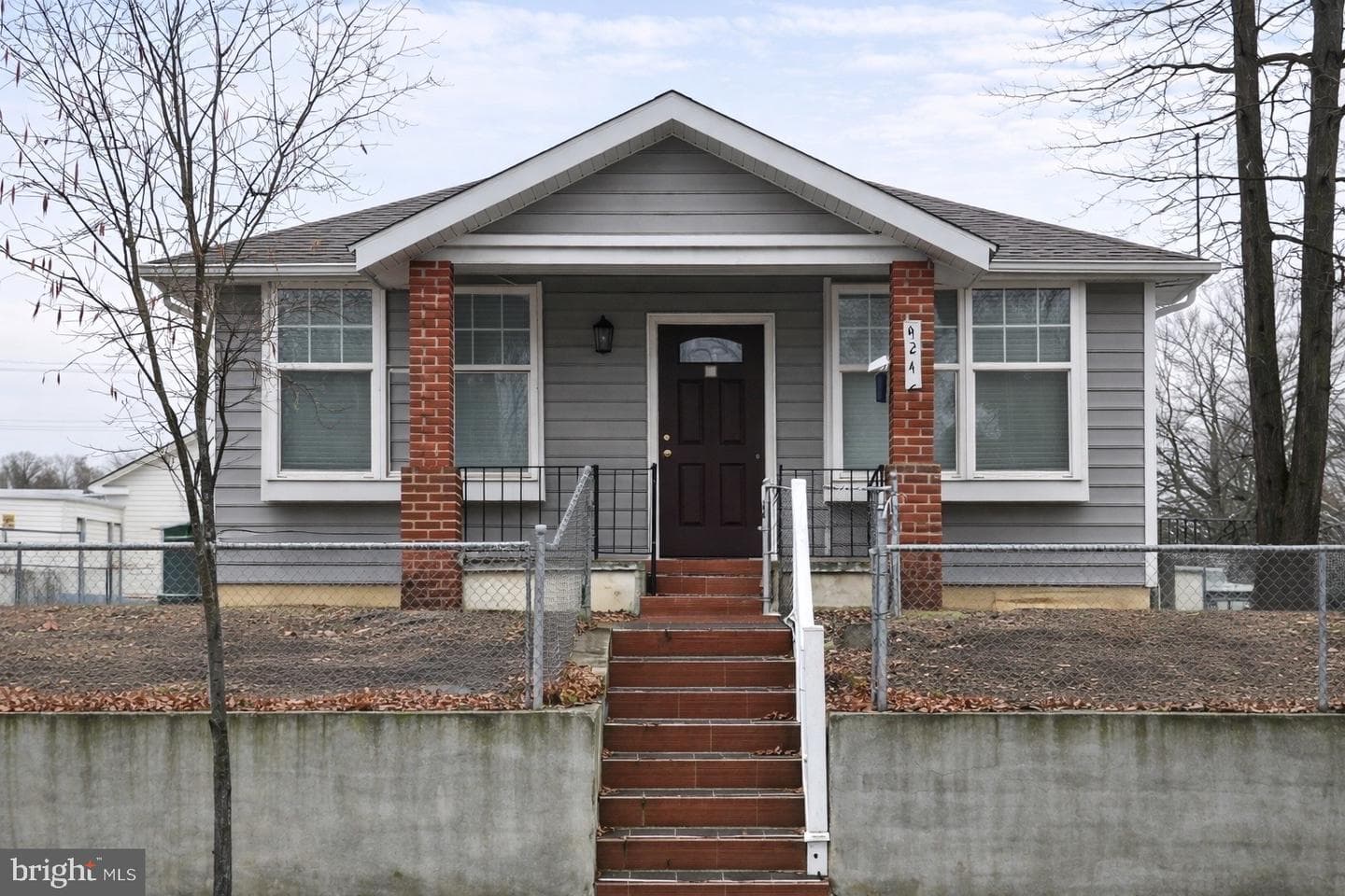 4243 Dix Street NE photo 2