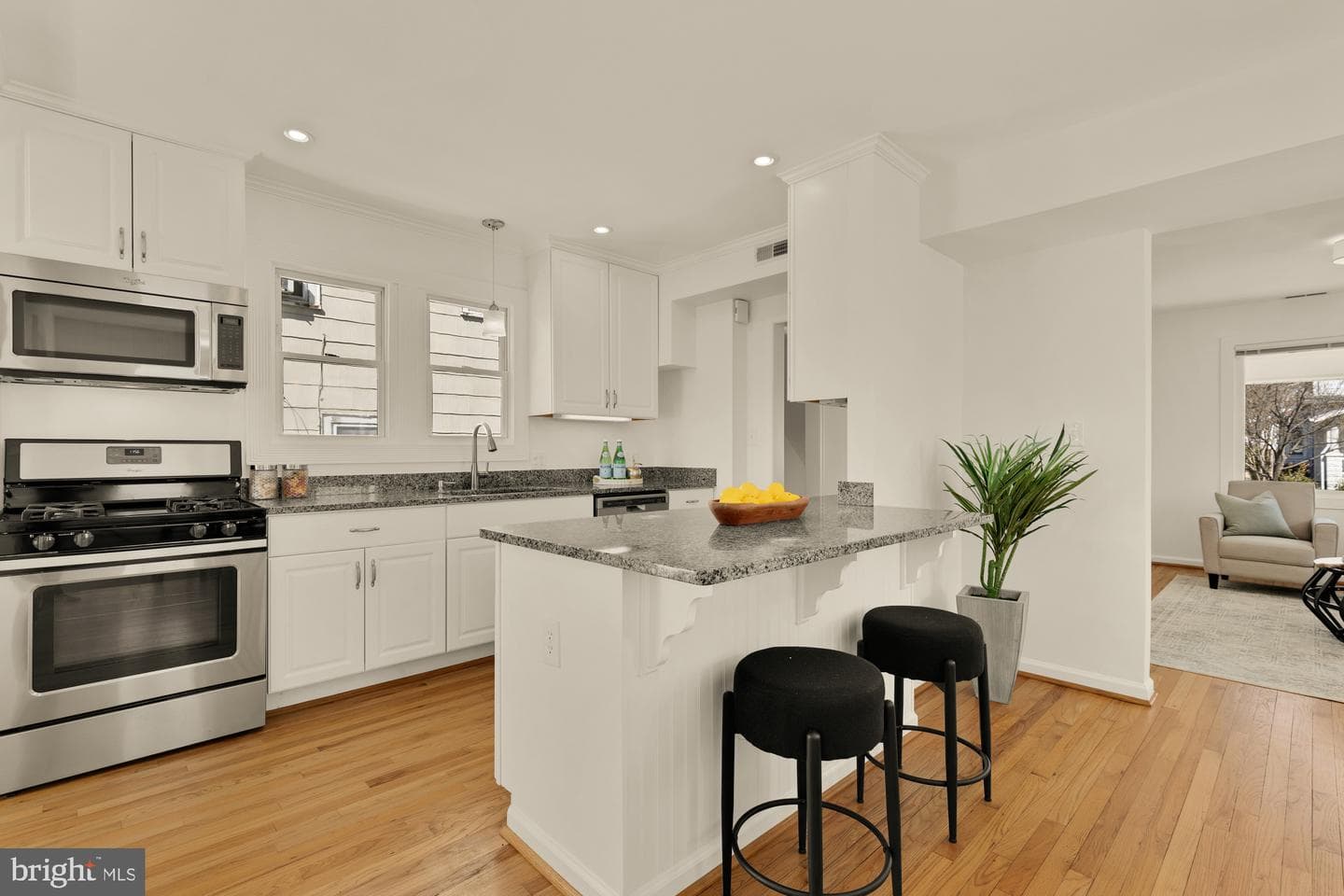2425 Perry Street NE photo 10