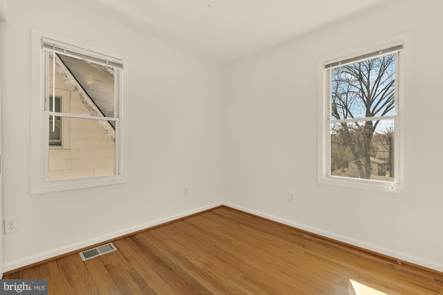 2425 Perry Street NE photo 22