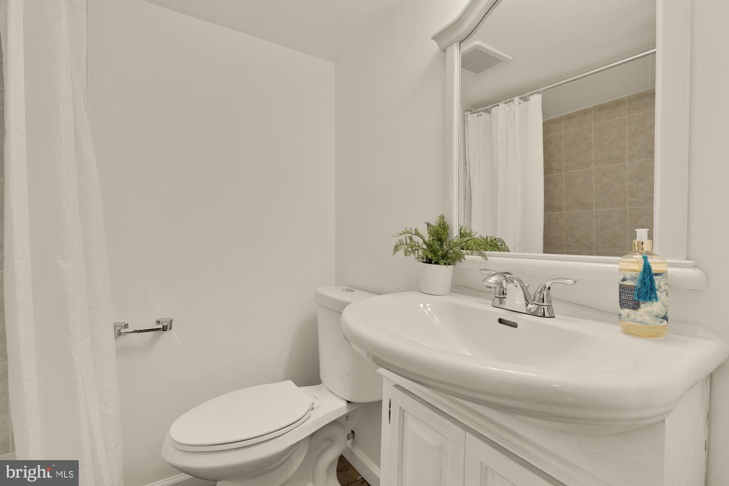 2425 Perry Street NE photo 31