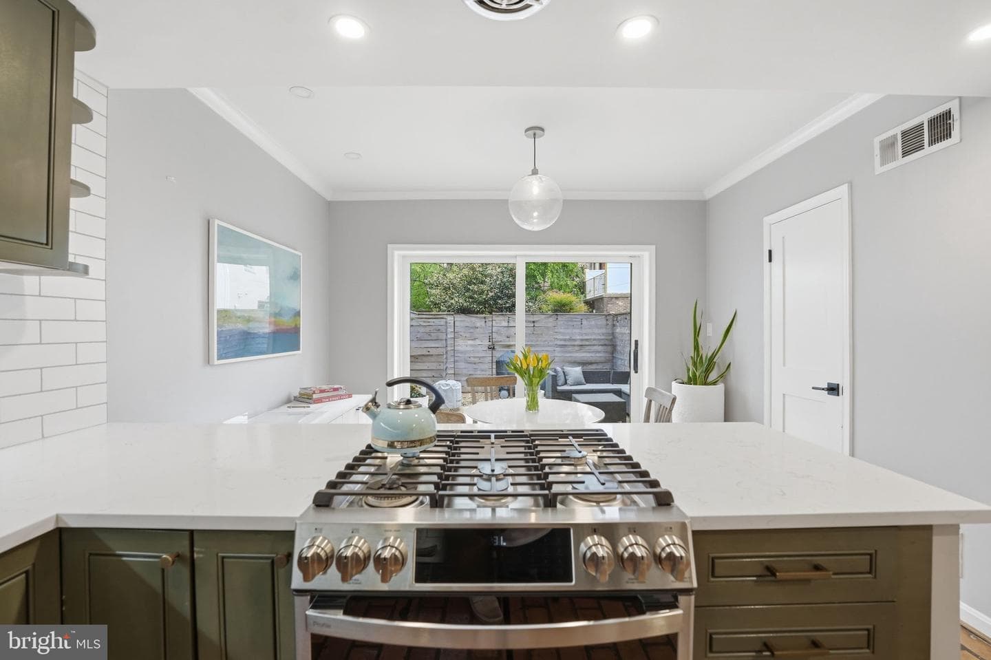 822 Constitution Avenue NE photo 9