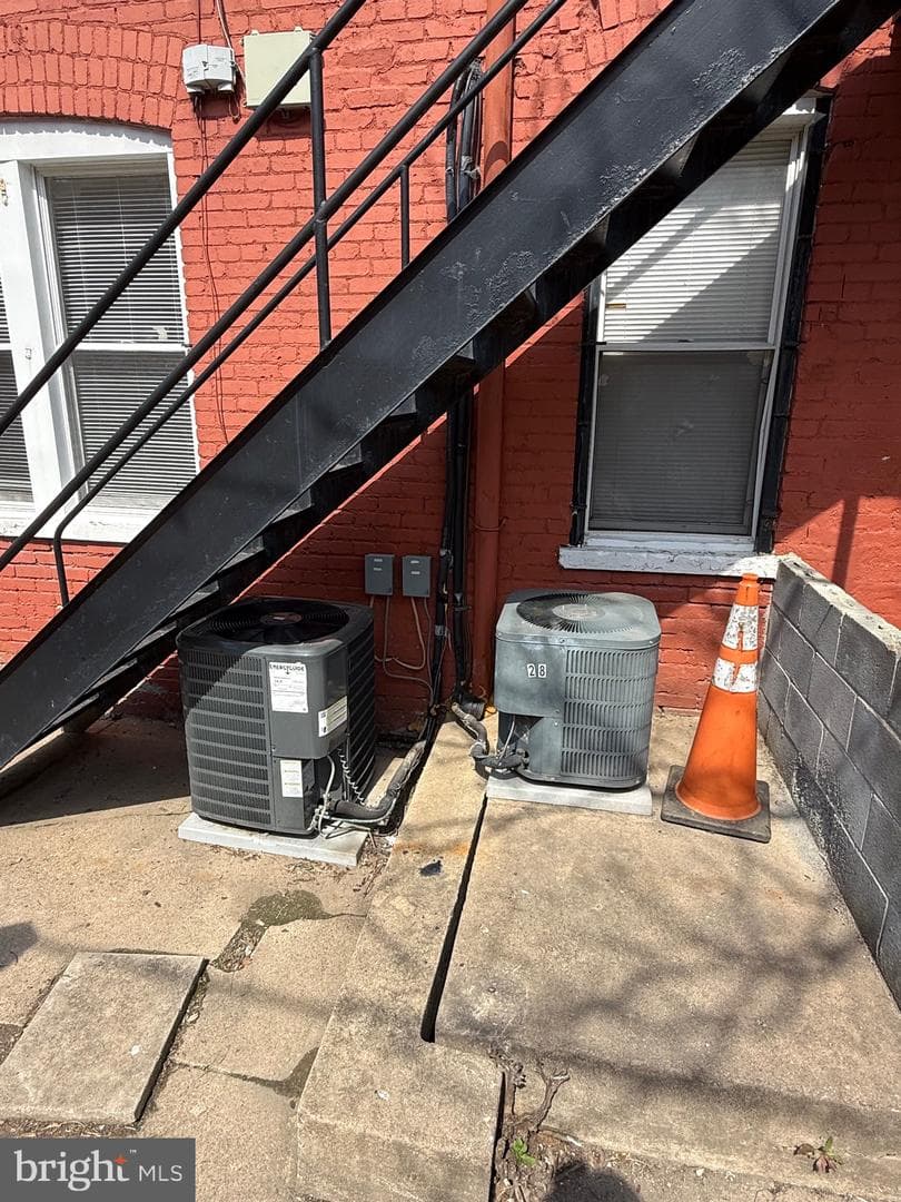 528 Hobart Place NW photo 48
