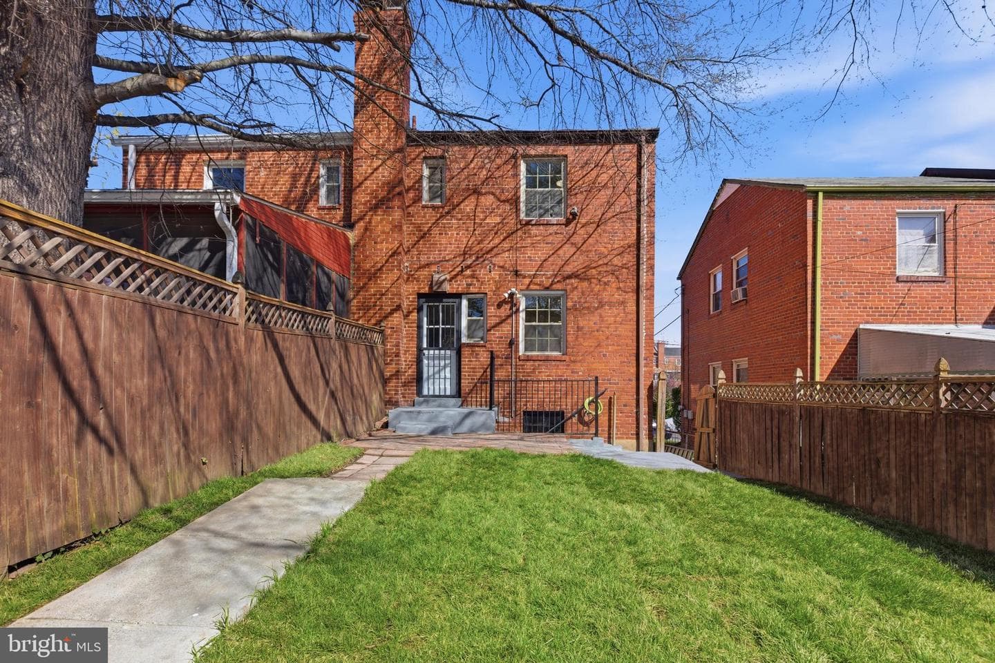 5722 Chillum Place NE photo 3
