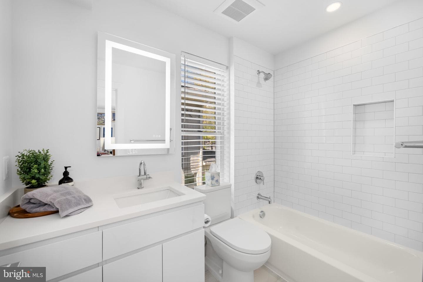 4892 Macarthur Boulevard NW photo 26