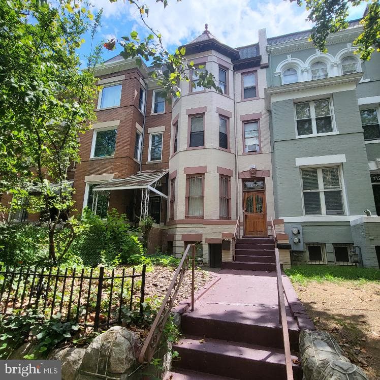 1122 Columbia Road NW photo 1
