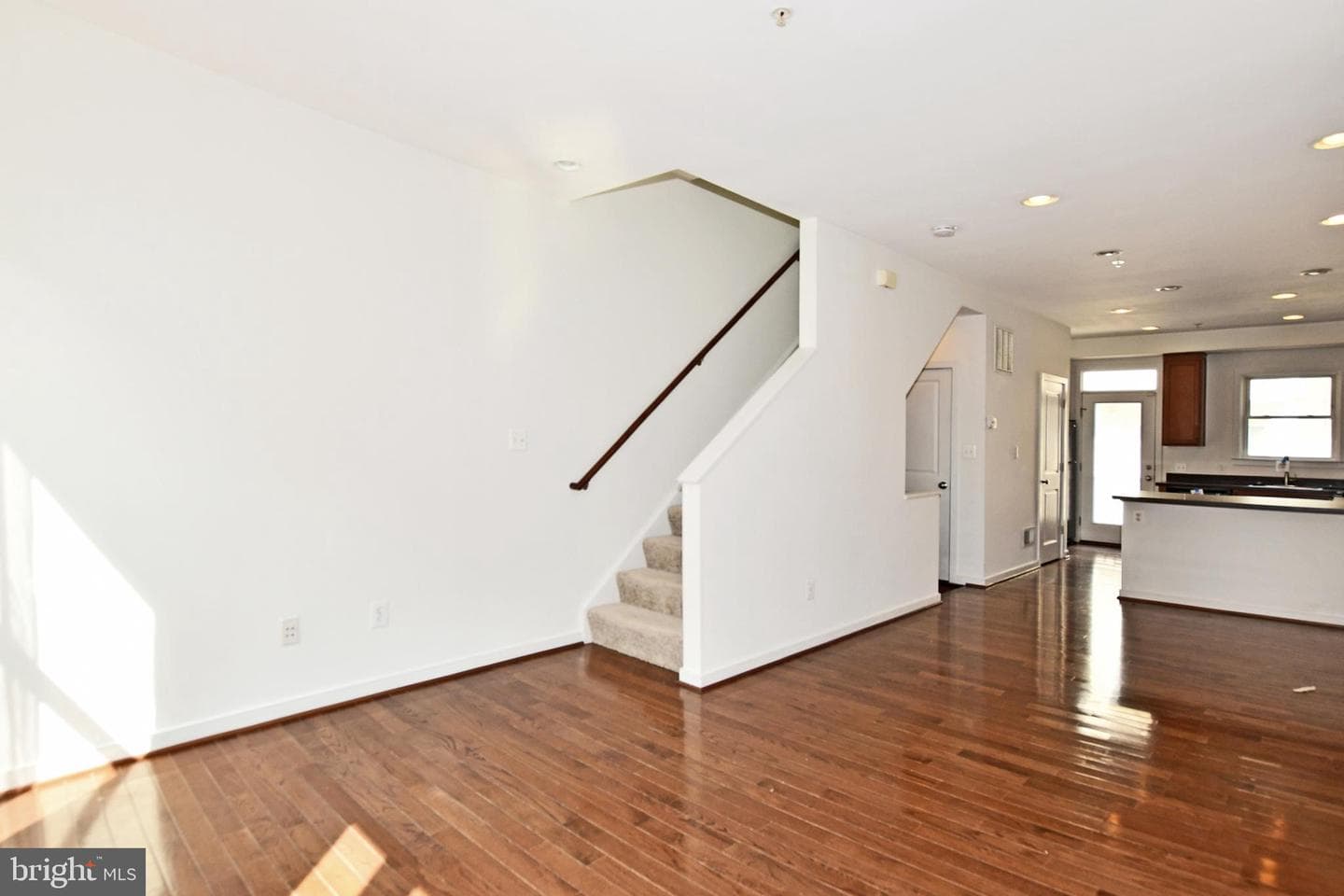 538 Regent Place NE photo 11