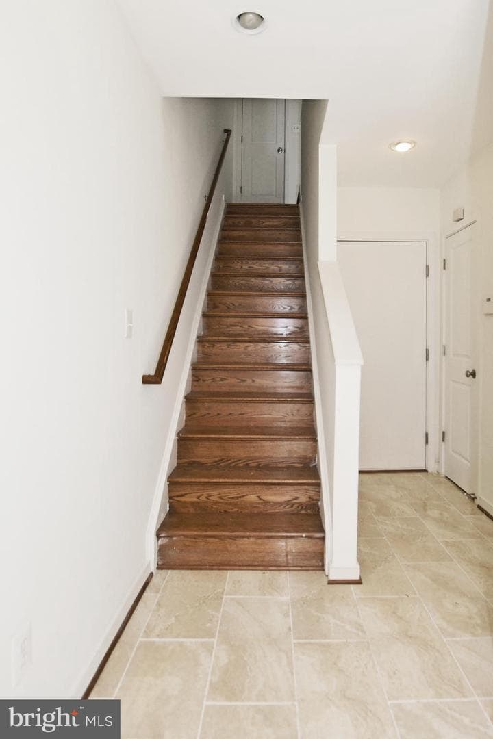 538 Regent Place NE photo 4