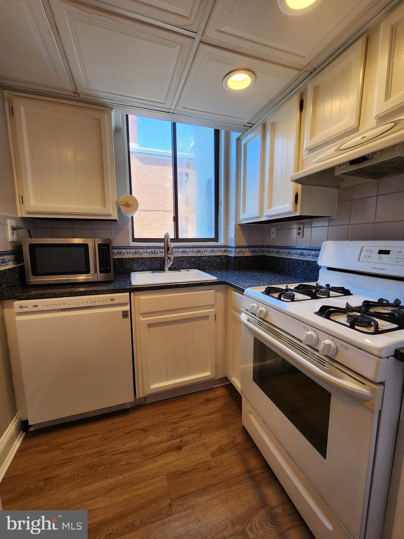 2610 Tunlaw Road NW #103 photo 10