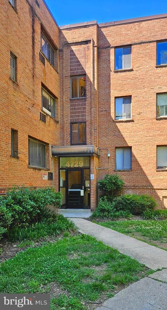 4729 1st Street SW #101, Washington