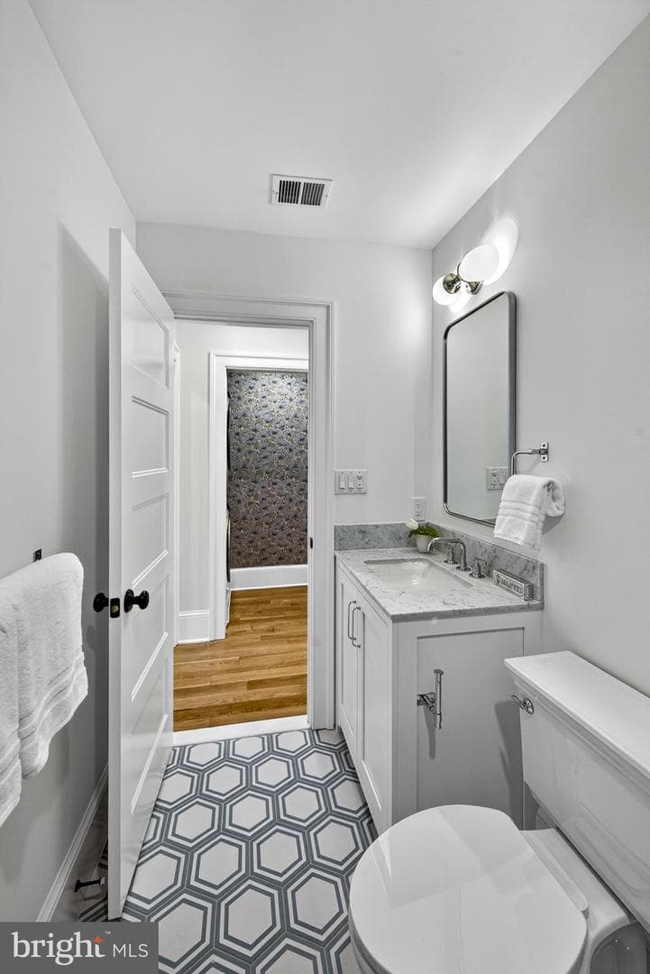 647 E Street NE photo 27