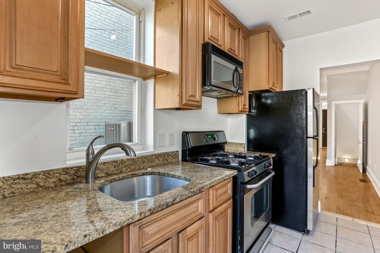 627 Gresham Place NW photo 10