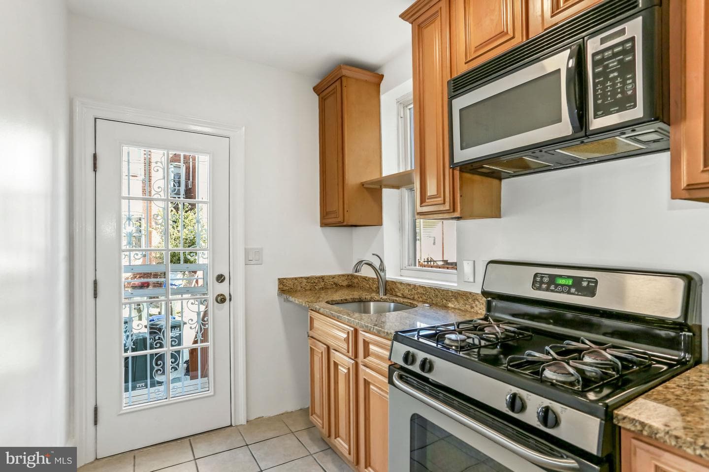 627 Gresham Place NW photo 9