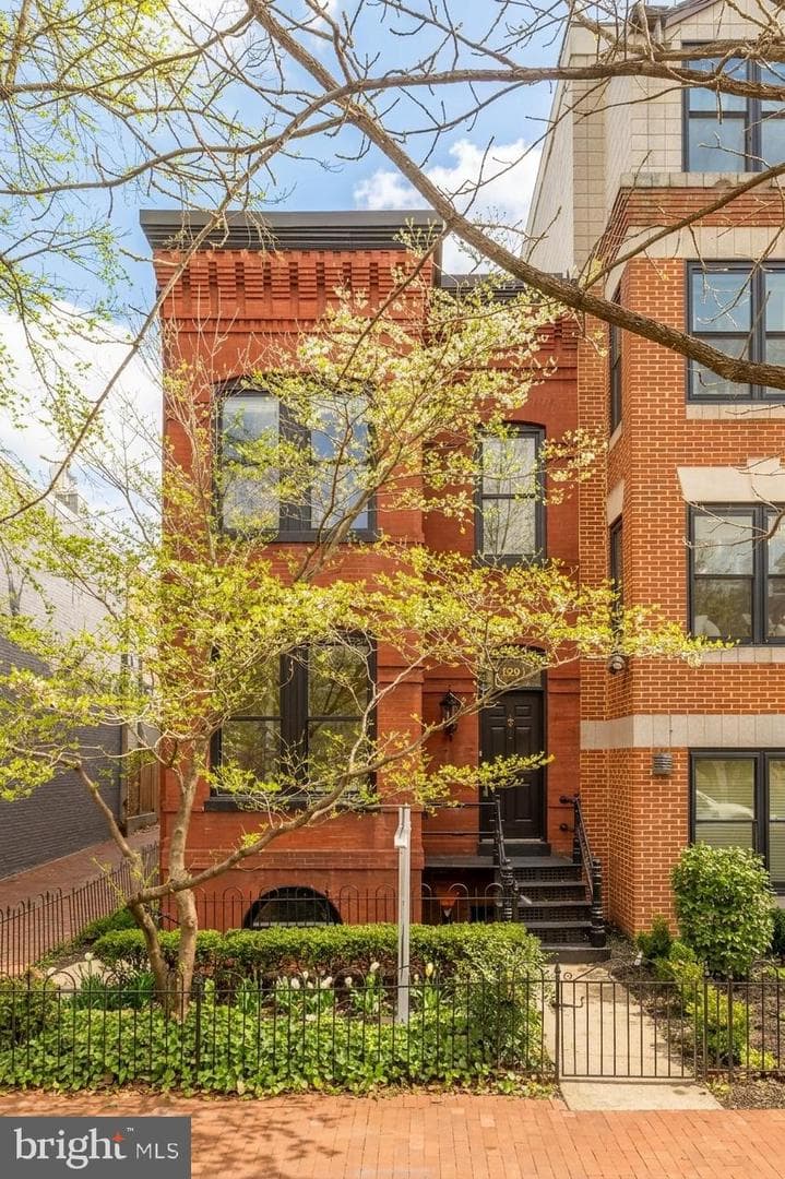 329 8th St NE, Washington