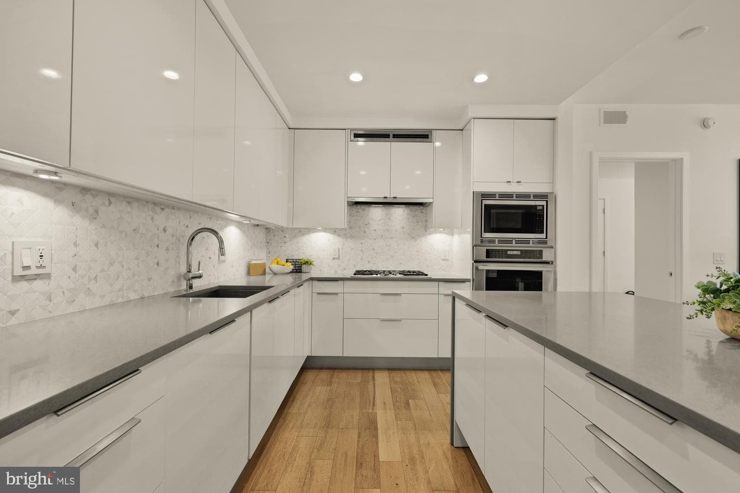 45 Sutton Square SW #906 photo 11