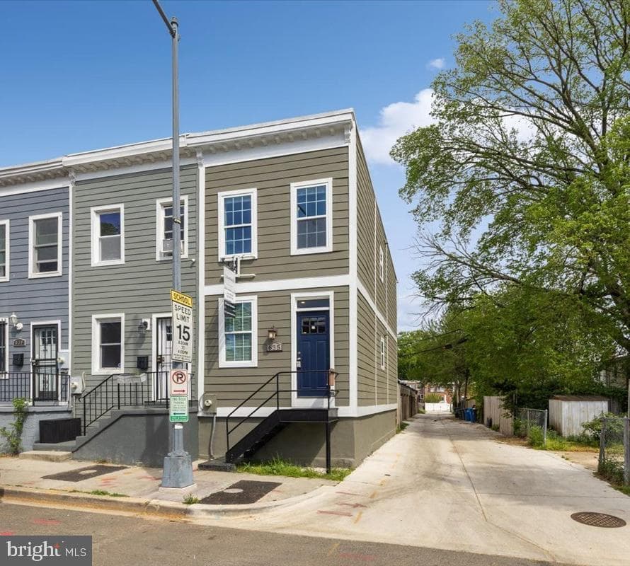 635 20th Street NE, Washington
