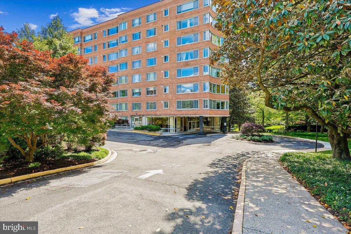 4200 Cathedral Avenue NW #716 photo 2