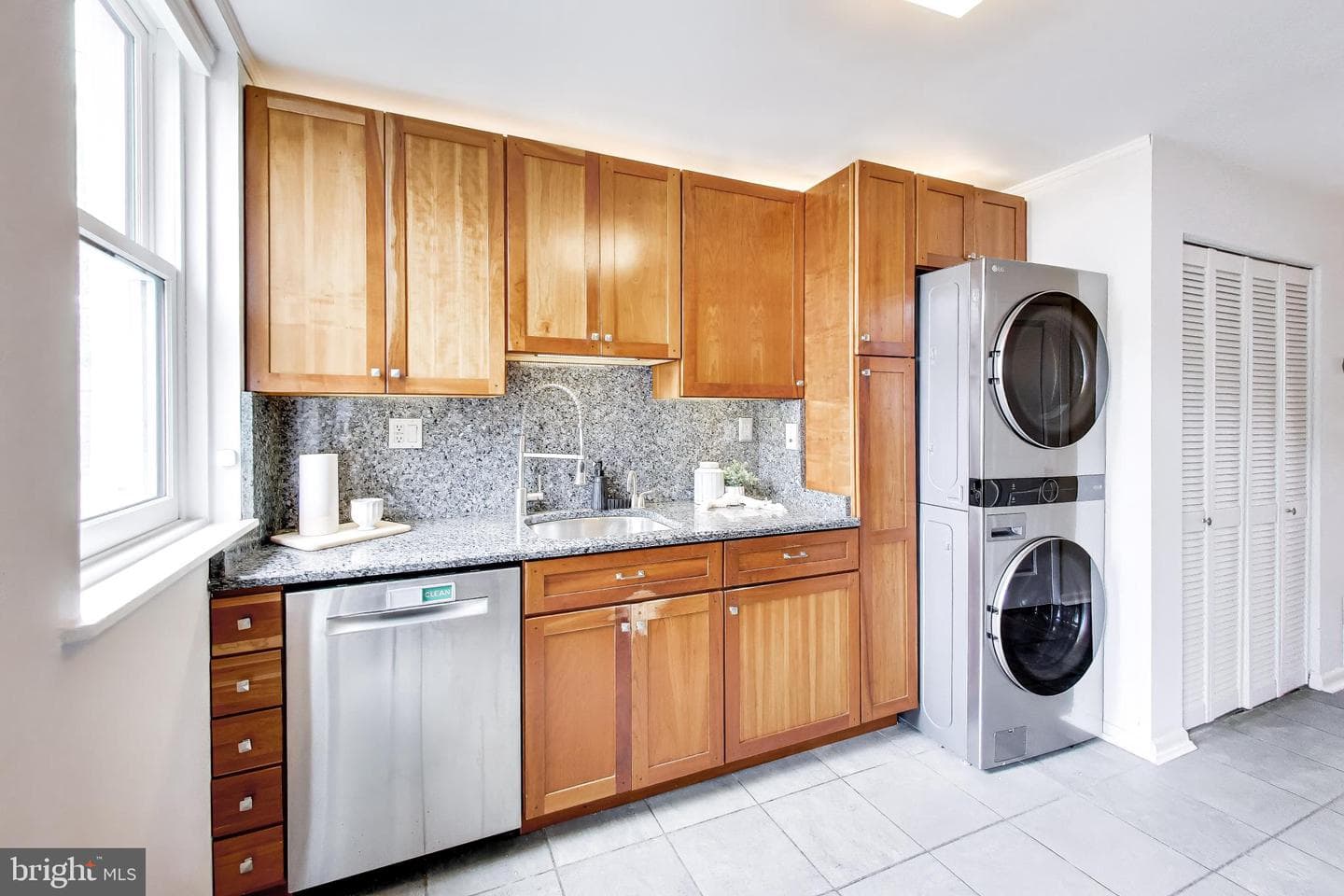1332 Emerald Street NE photo 13