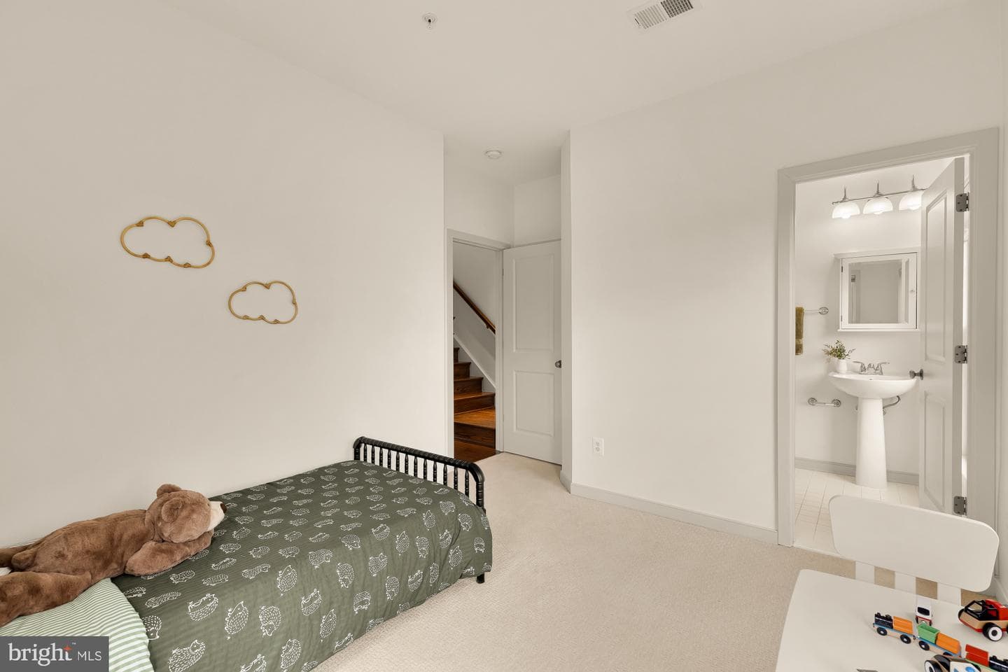 626 Regent Place NE photo 33