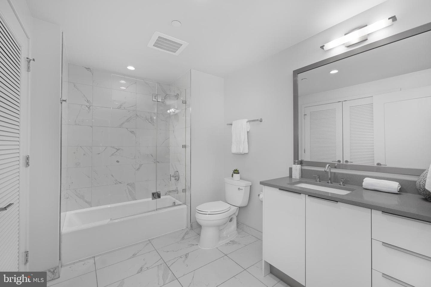 45 Sutton Square SW #406 photo 18