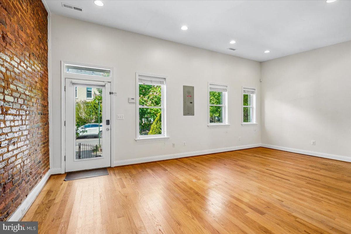 1339 C Street NE photo 3