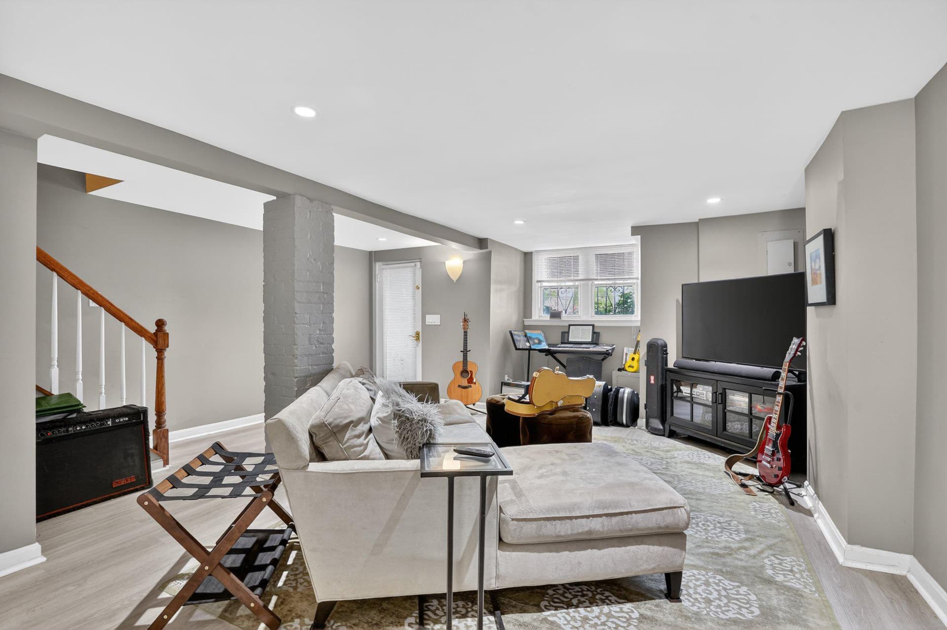 1233 E St SE photo 14