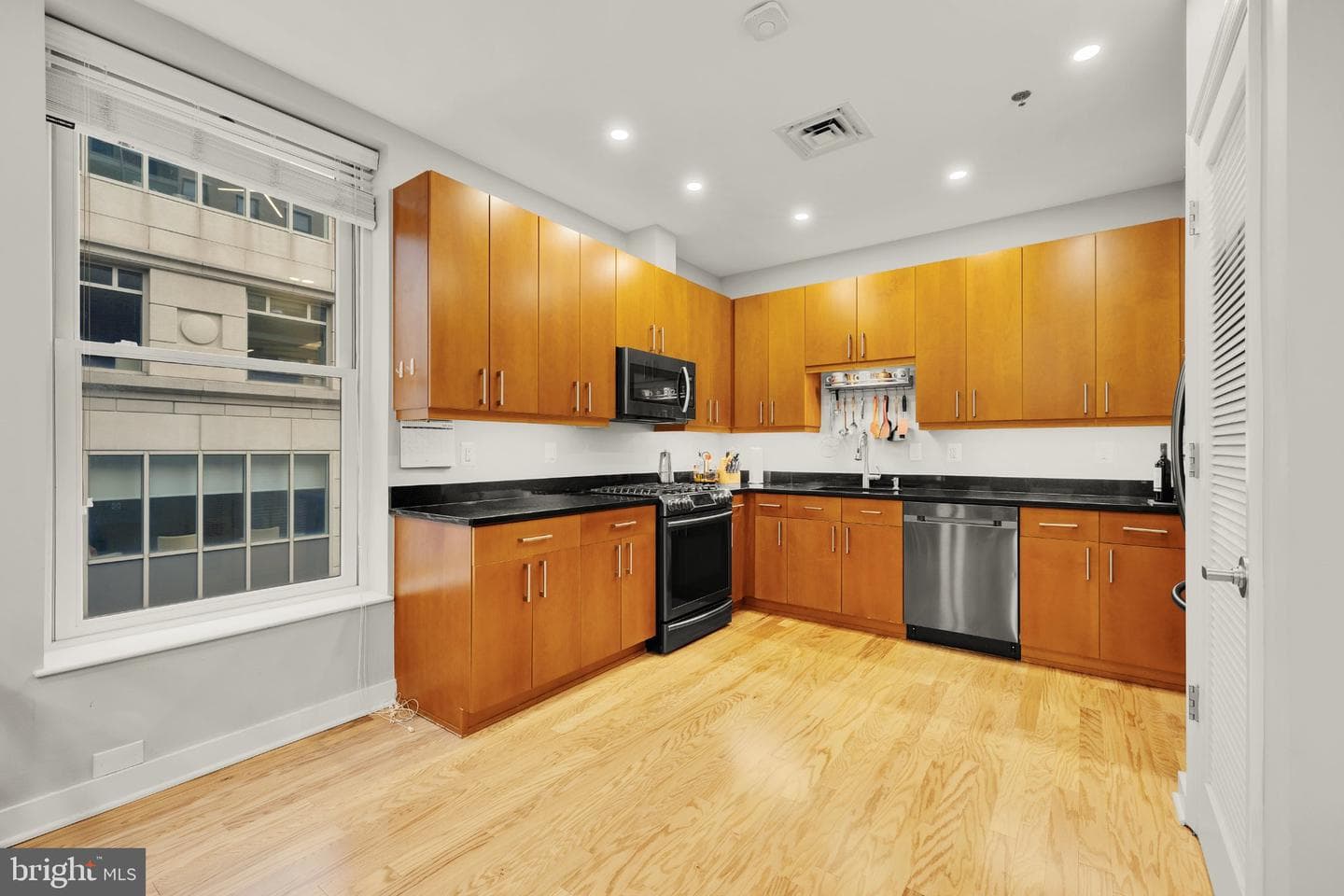 675 E St NW #350 photo 15