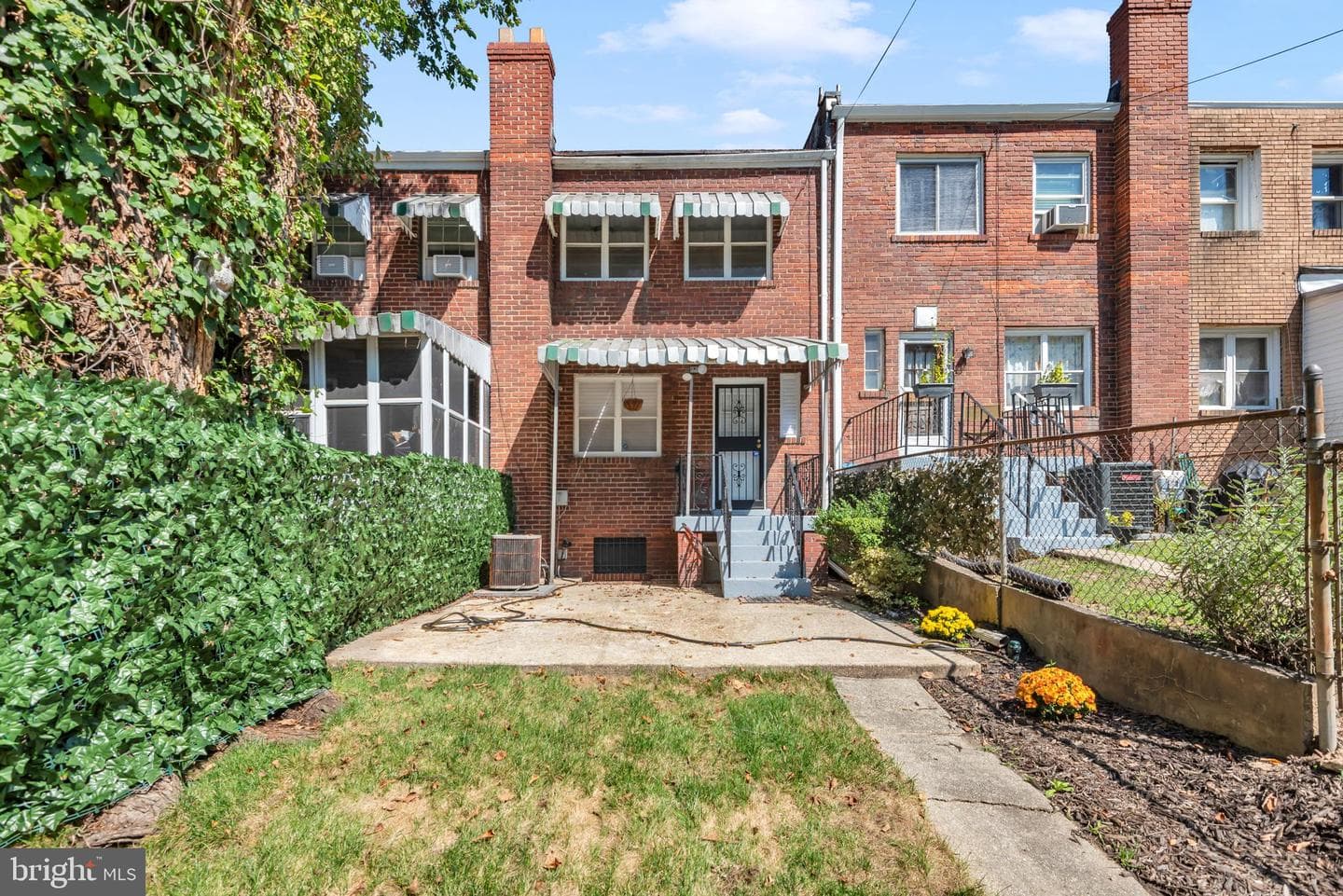 1527 Montana Avenue NE photo 23