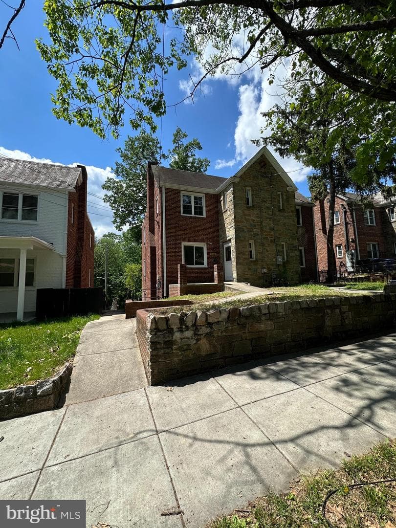 521 Oakwood Street SE photo 2