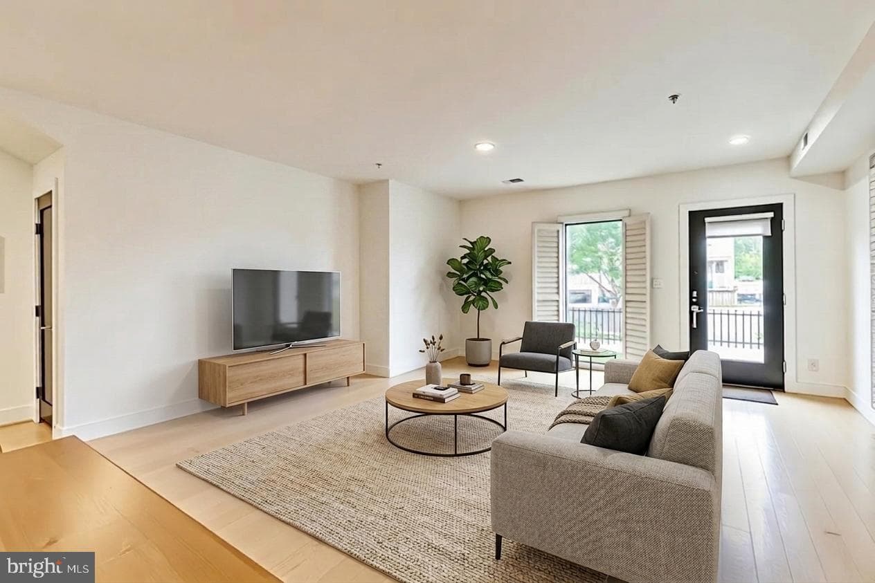 310 V Street NE #1, Washington