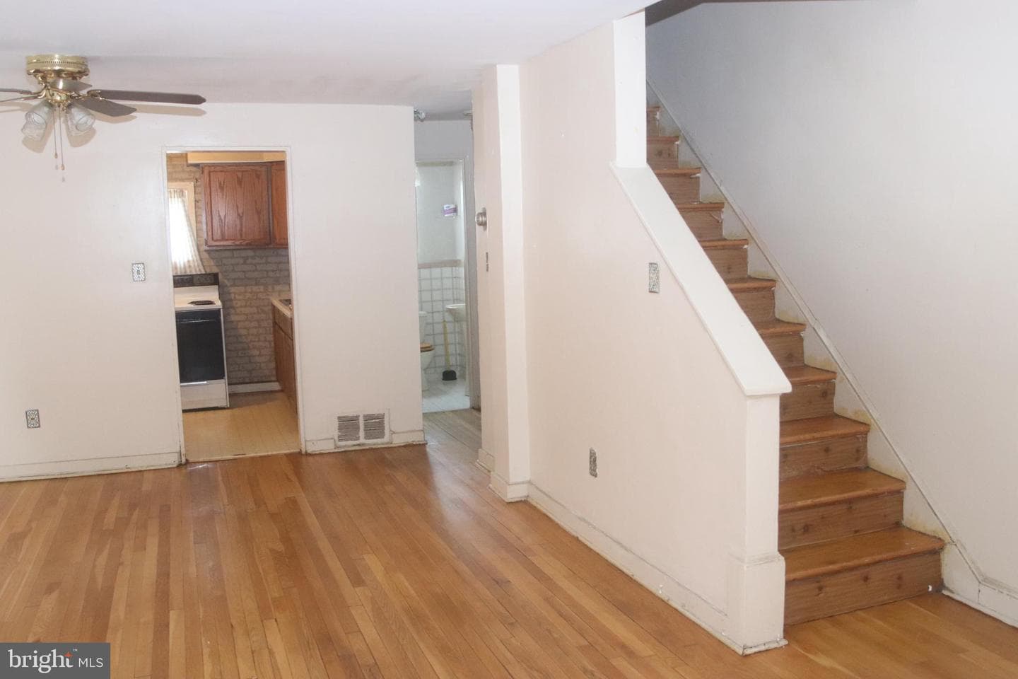 825 Barnaby Street SE photo 2