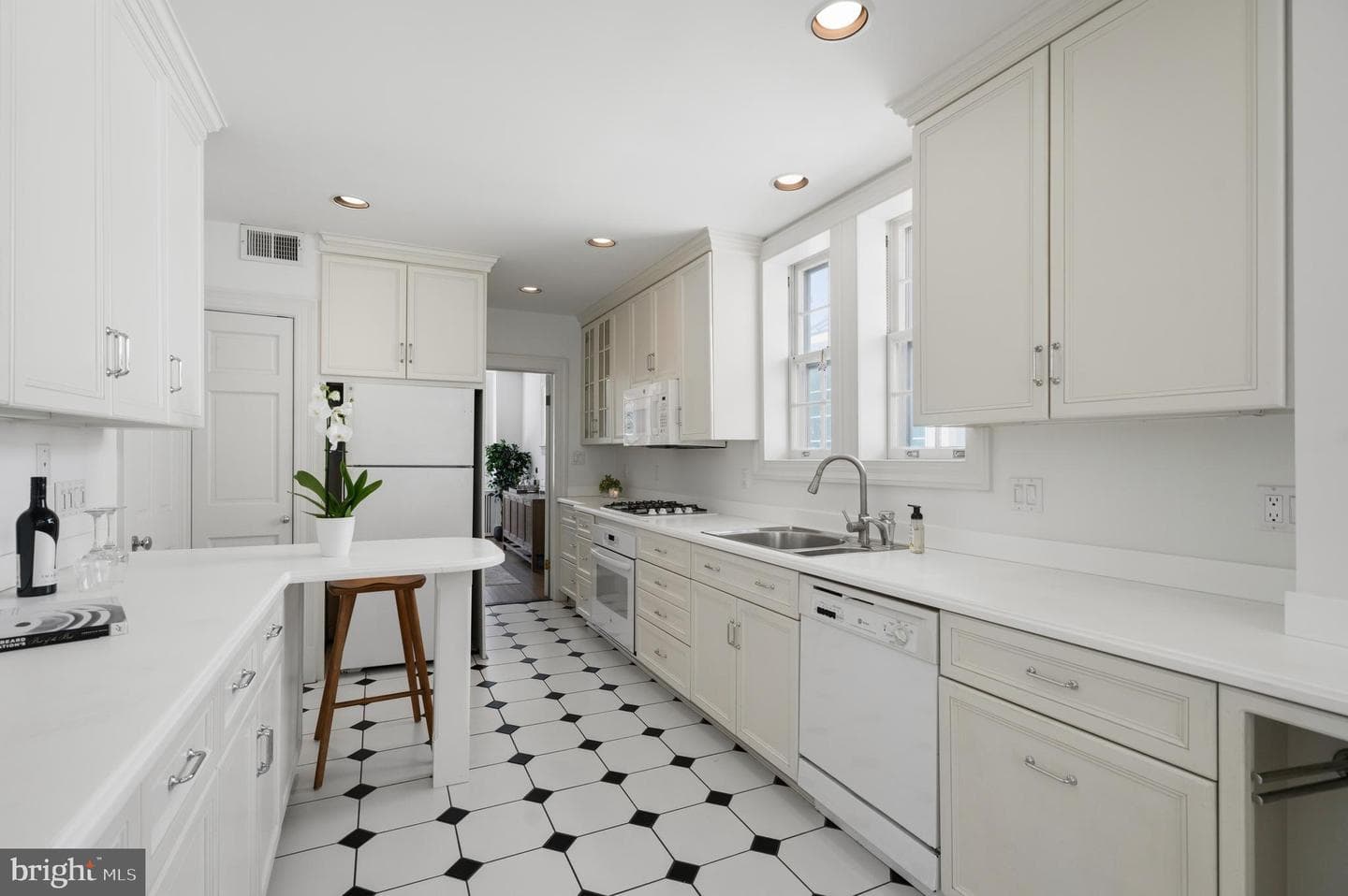 4505 Klingle Street NW photo 8