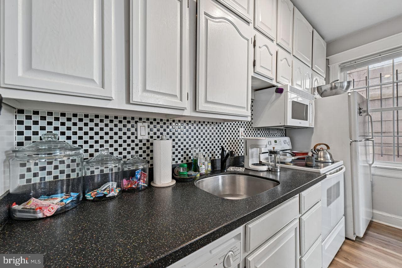 414 Seward Square SE #104 photo 10