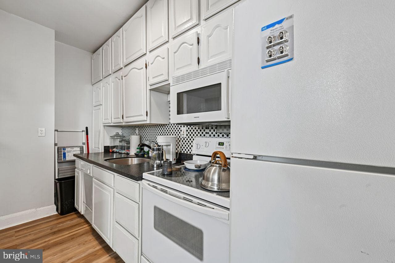 414 Seward Square SE #104 photo 11