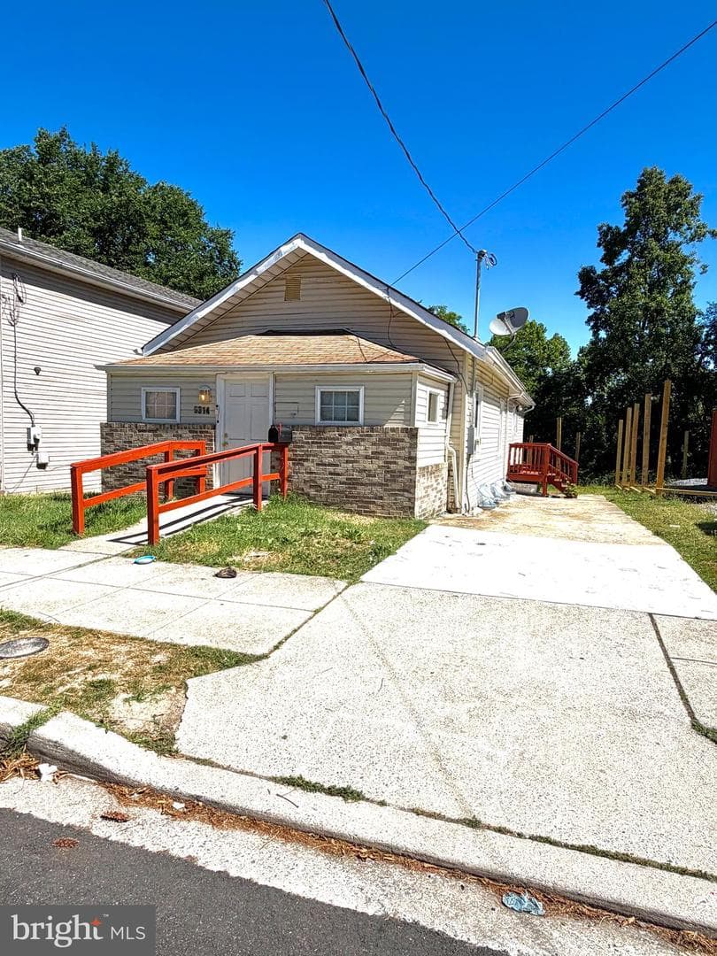 5314 Dix Street NE photo 5