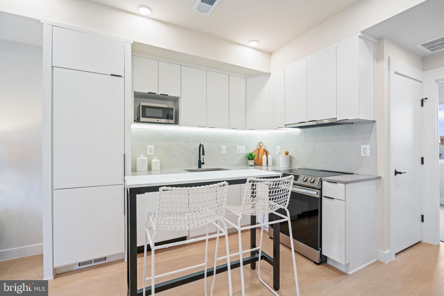 733 8th Street SE #304 photo 6