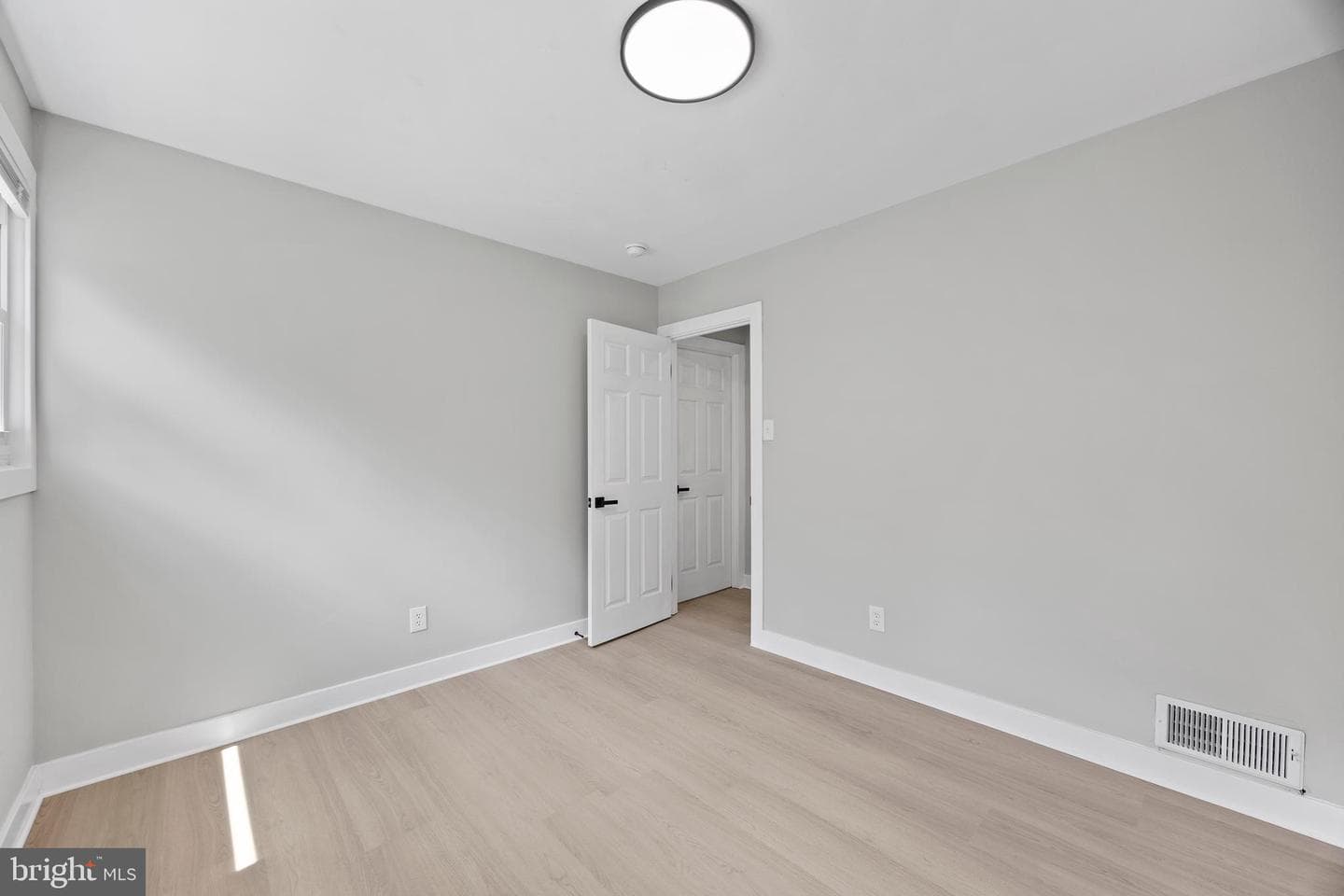 852 Burns Street SE photo 29