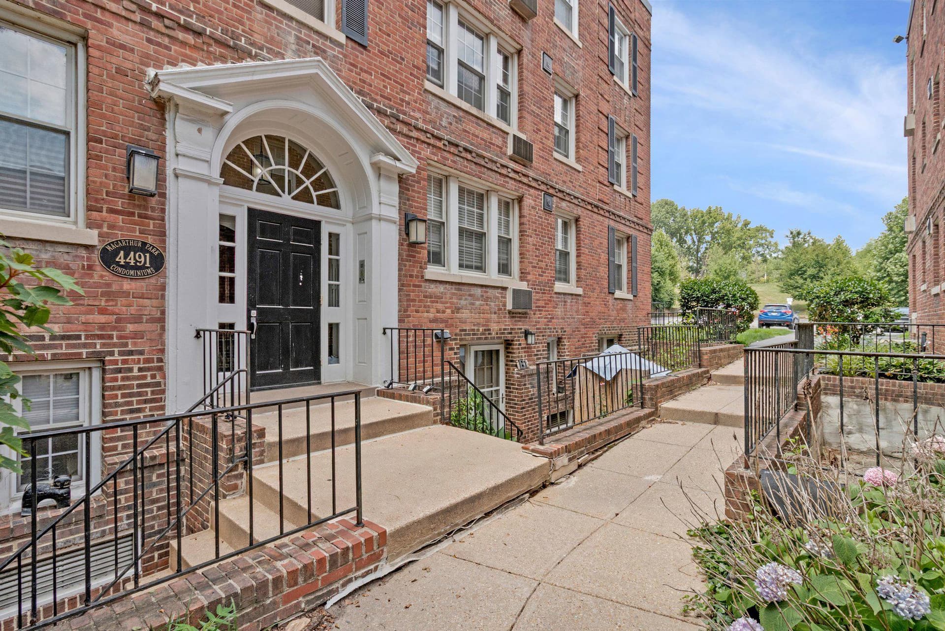 4491 NW Macarthur Boulevard NW #102 photo 3