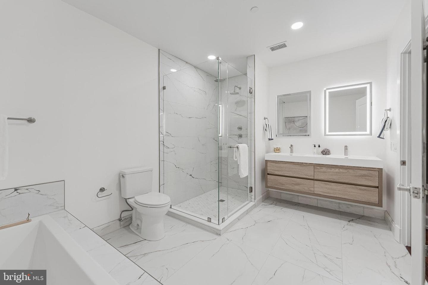 215 I Street NE #401 photo 26