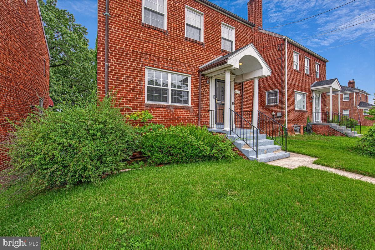 6015 3rd Street NE photo 3
