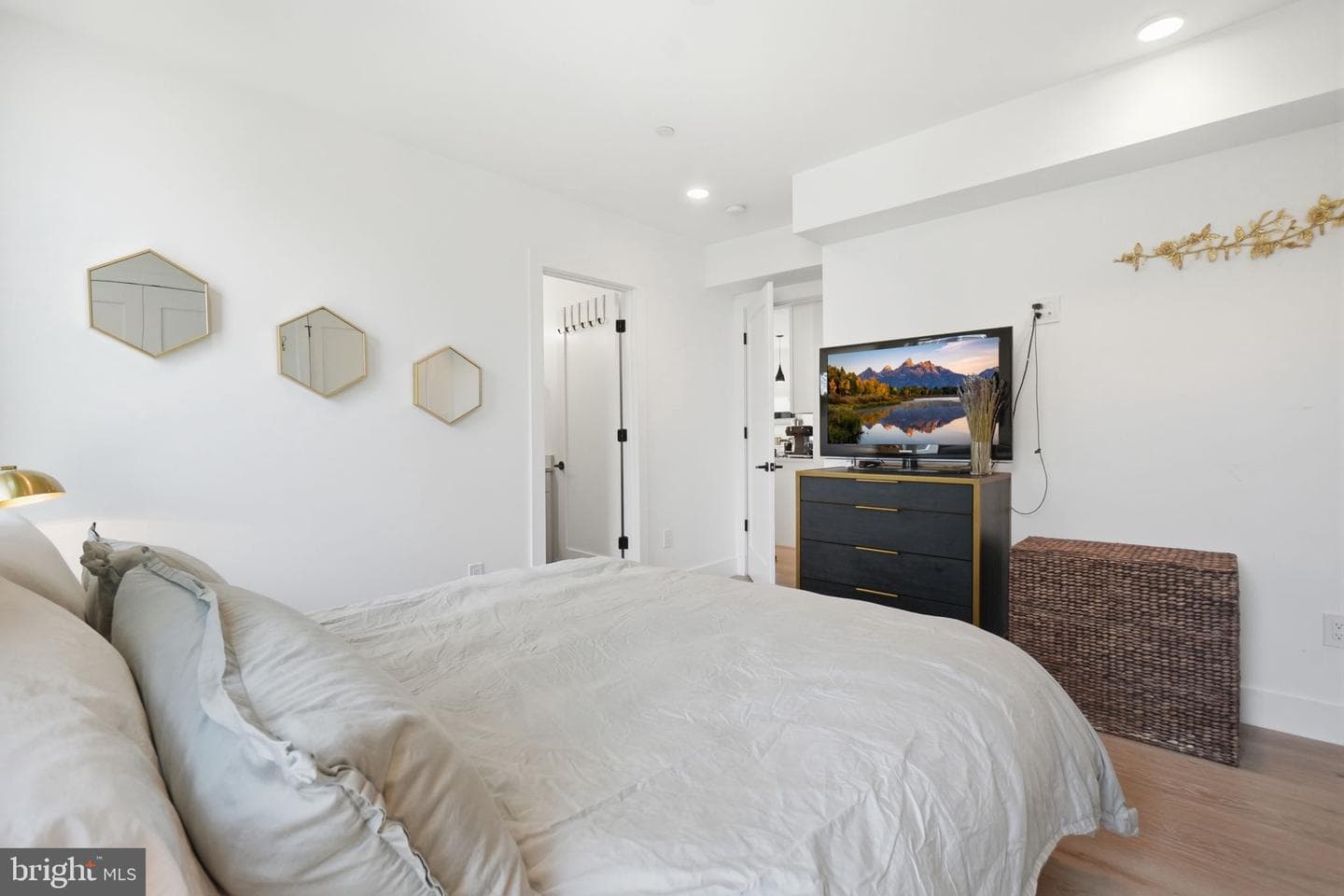646 Newton Place NW #203 photo 15