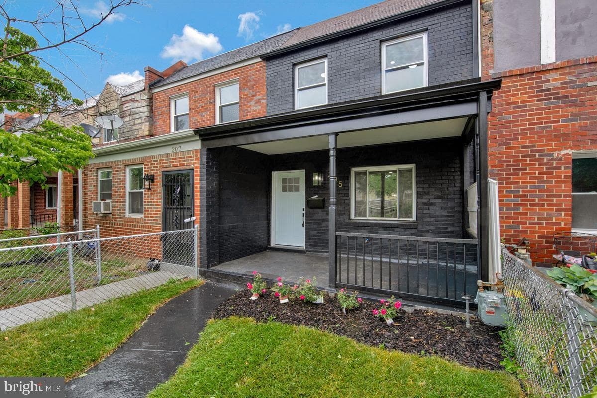 305 34th Place NE, Washington
