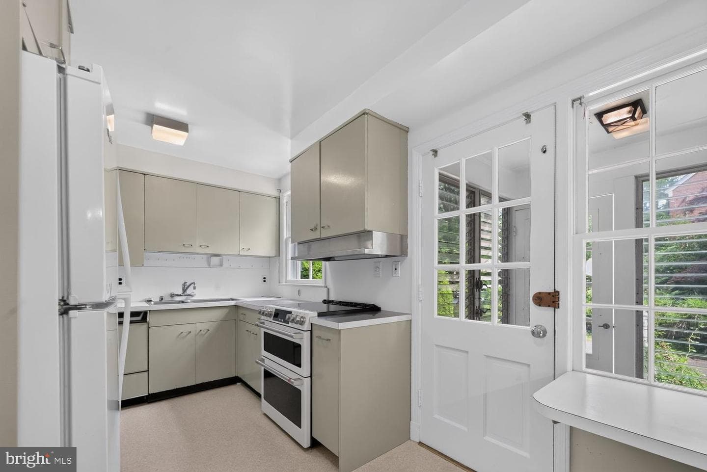 4747 Upton Street NW photo 5
