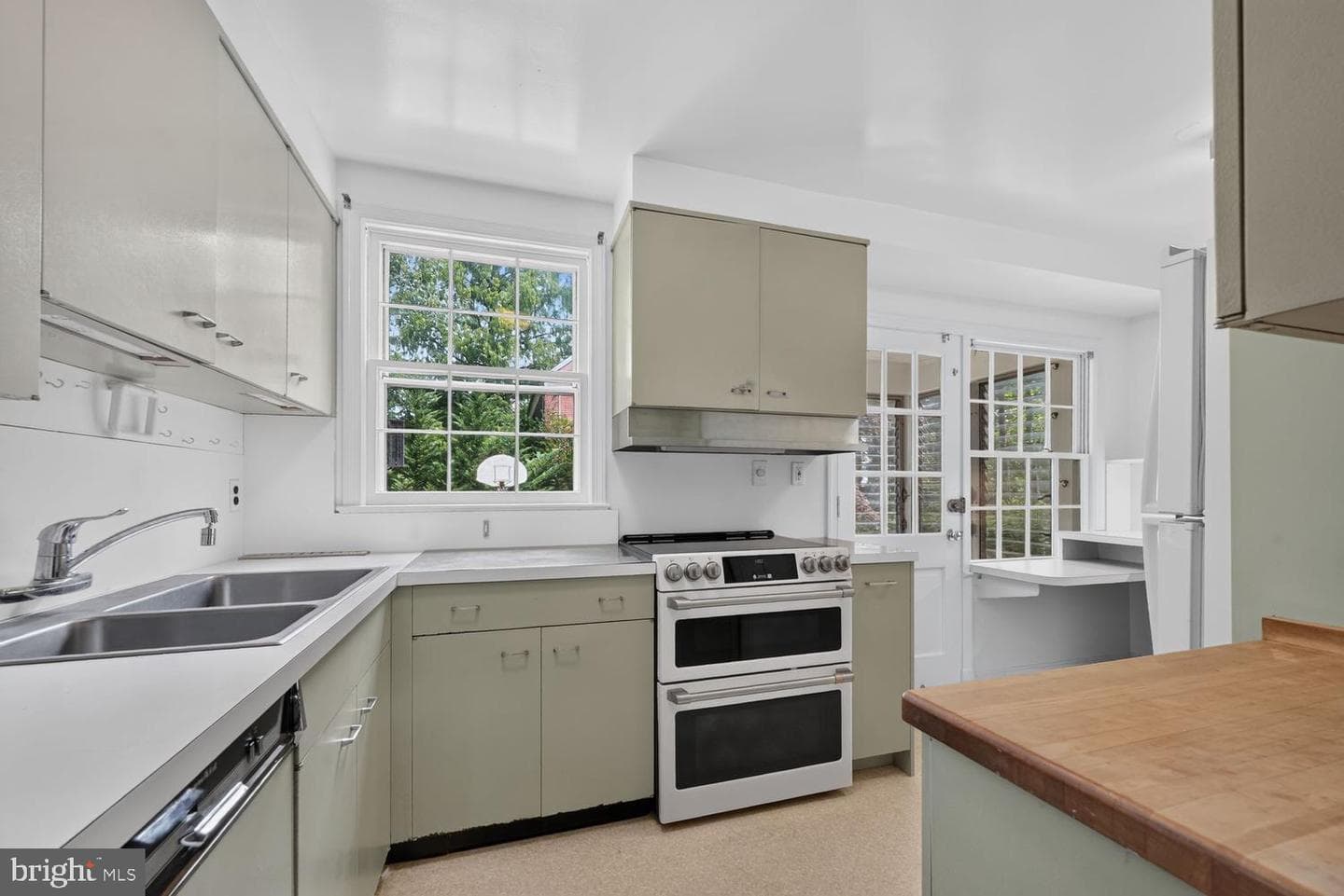 4747 Upton Street NW photo 6